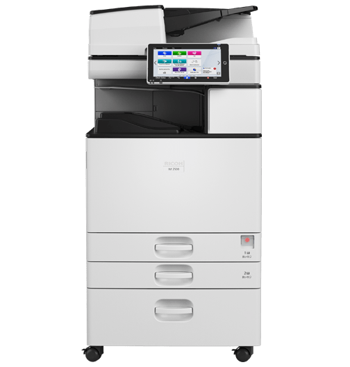리코 IM 2500 A3 흑백 디지털복합기 공식 정면 이미지 · 본체 RICOH 로고와 IM 2500 모델 표기, 하단 3단 급지함·받침대·캐스터 포함